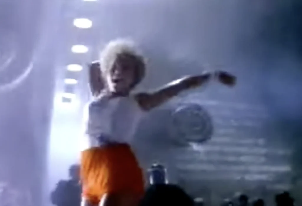 Il Grande Fratello indossava un dolcevita nero